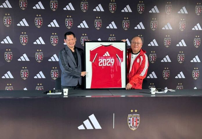 President Director dan General Manager adidas Indonesia, Ben Handradjasa dan CEO Bali United FC, Yabes Tanuri saat pengumuman kerja sama di Bali United Training Center, Jumat (24/7/2026). Sumber Foto : tis/bpn