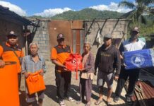 Angin Kencang Sapu Atap Rumah Warga di Desa Tinggarsari BPBD Kabupaten Buleleng saat menyerahkan bantuan darurat terhadap warga yang atap rumahnya disapu angin kencang. Sumber Foto : Istimewa