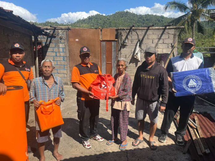 BPBD Kabupaten Buleleng saat menyerahkan bantuan darurat terhadap warga yang atap rumahnya disapu angin kencang. Sumber Foto : Istimewa