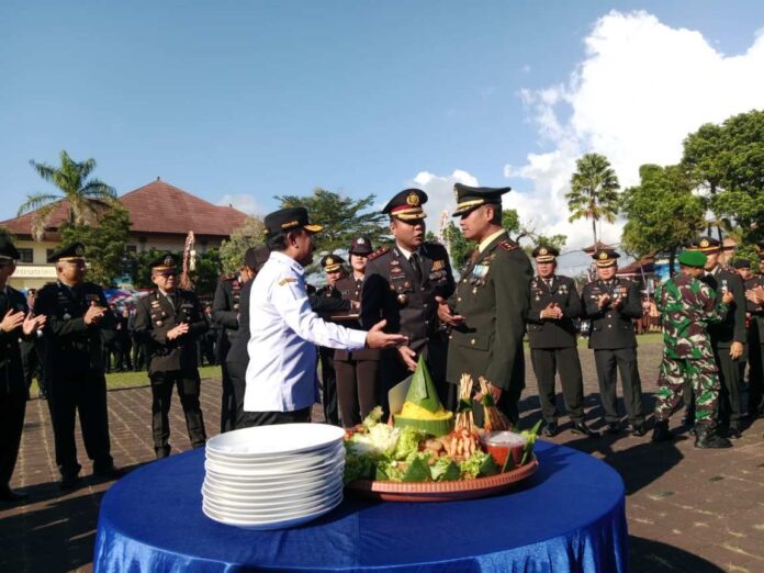 Polres Karangasem Dapat Kejutan Tumpeng dari Kodim dan Pemkab di HUT ke-80 Bhayangkara