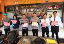 Nyanyian Rekan Berujung Petaka, Buronan Narkoba Buleleng Ditangkap dalam 30 Menit Kapolres Buleleng, AKBP Ruzi Gusman saat menunjukkan barang bukti hasil penangkapan terhadap dua pelaku pengedaran gelap narkotika di wilayah Polres Buleleng. Sumber Foto : Istimewa