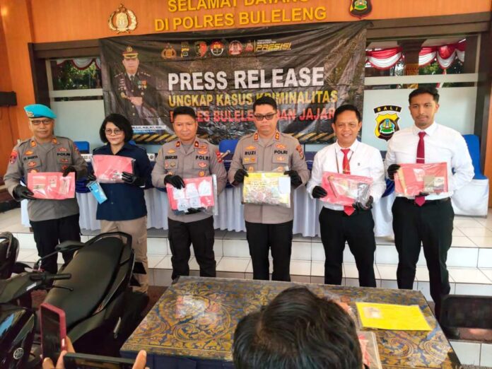 Kapolres Buleleng, AKBP Ruzi Gusman saat menunjukkan barang bukti hasil penangkapan terhadap dua pelaku pengedaran gelap narkotika di wilayah Polres Buleleng. Sumber Foto : Istimewa