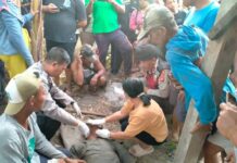 Terpeleset Saat Hendak Istirahat, Buruh Gali Sumur di Kubutambahan Meninggal Jasad Nyoman Sutama yang jatuh ke dalam sumur sedalam 12 meter di Banjar Dinas Kaje Kangin, Desa Kubutambahan, Buleleng saat diperiksa oleh tim medis. Sumber Foto : Istimewa