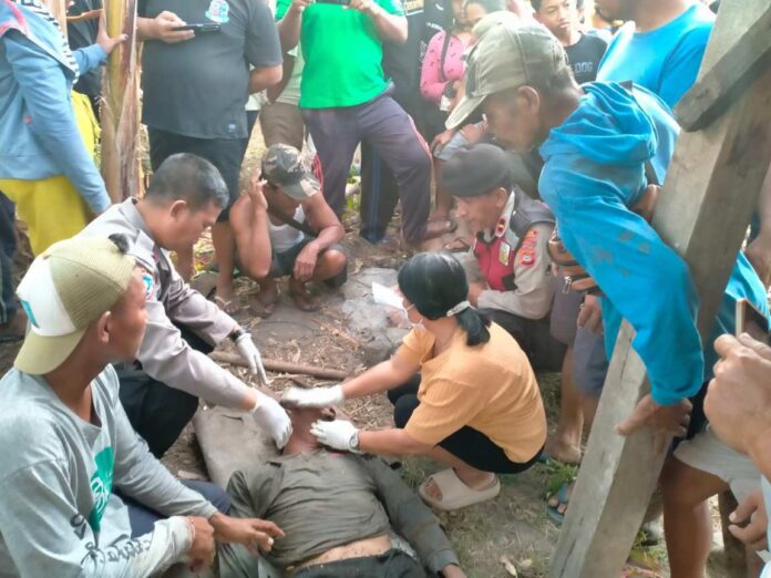 Jasad Nyoman Sutama yang jatuh ke dalam sumur sedalam 12 meter di Banjar Dinas Kaje Kangin, Desa Kubutambahan, Buleleng saat diperiksa oleh tim medis. Sumber Foto : Istimewa
