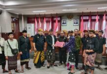 Ratusan Krama Desa Adat Telun Wayah Datangi DPRD Karangasem, Adukan Kisruh Tanah Pelaba Pura dan Sanksi Adat Ratusan Krama Desa Adat Telun Wayah Datangi DPRD Karangasem, Adukan Kisruh Tanah Pelaba Pura dan Sanksi Adat