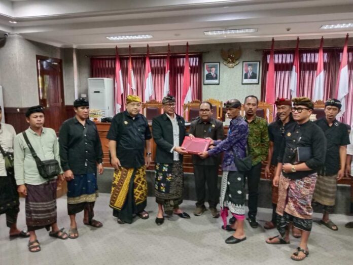 BaliPortalNews_ datangi dewan Ratusan Krama Desa Adat Telun Wayah Datangi DPRD Karangasem, Adukan Kisruh Tanah Pelaba Pura dan Sanksi Adat