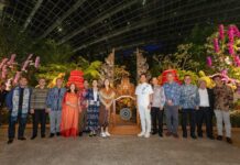 Desa Sejahtera Astra Sumba Timur Hadir pada Indonesia–Singapore Orchid Extravaganza di Gardens by the Bay Singapura Wakil Menteri Ekonomi Kreatif Republik Indonesia, Irene Umar (ketujuh kiri); Wakil Menteri Pemberdayaan Perempuan dan Perlindungan Anak Republik Indonesia, Veronica Tan (keenam kiri); Impact Advisor MASA, Tiara Josodirjo (keempat kiri); Minister of National Development, Trade, and Industry of the Republic of Singapore, Alvin Tan (keenam kanan); Chief Executive Officer Gardens by the Bay, Felix Loh (kelima kanan); serta Chief of Corporate Affairs Astra, Boy Kelana Soebroto (kedua kiri) berfoto bersama pada pembukaan Indonesia–Singapore Orchid Extravaganza di Flower Dome, Gardens by the Bay, Singapura, Sabtu (4/7/2026). Sumber Foto : Istimewa