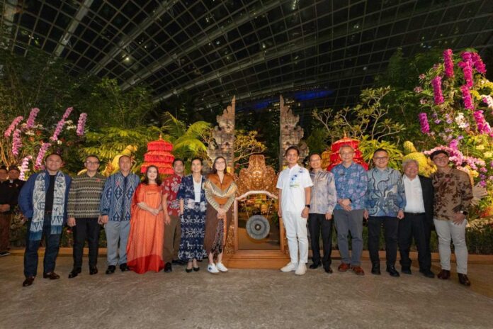 Wakil Menteri Ekonomi Kreatif Republik Indonesia, Irene Umar (ketujuh kiri); Wakil Menteri Pemberdayaan Perempuan dan Perlindungan Anak Republik Indonesia, Veronica Tan (keenam kiri); Impact Advisor MASA, Tiara Josodirjo (keempat kiri); Minister of National Development, Trade, and Industry of the Republic of Singapore, Alvin Tan (keenam kanan); Chief Executive Officer Gardens by the Bay, Felix Loh (kelima kanan); serta Chief of Corporate Affairs Astra, Boy Kelana Soebroto (kedua kiri) berfoto bersama pada pembukaan Indonesia–Singapore Orchid Extravaganza di Flower Dome, Gardens by the Bay, Singapura, Sabtu (4/7/2026). Sumber Foto : Istimewa