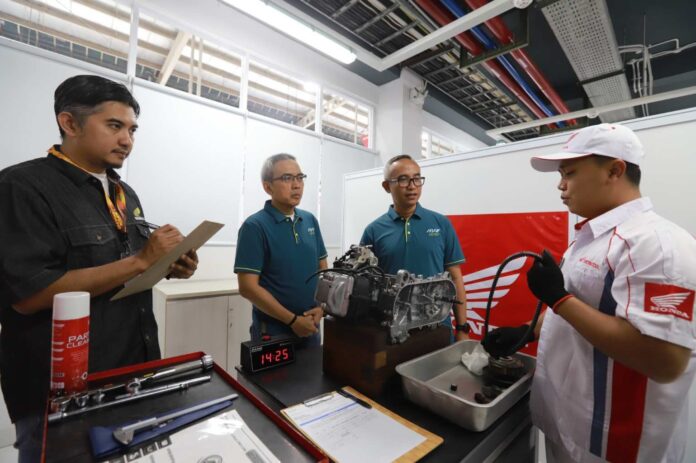 Perkuat Komitmen Hadirkan Layanan Servis Motor Terbaik, Ribuan Teknisi Bengkel AHASS Asah Kompetensi di Technical Skill Contest
