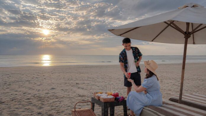 Dari Hotel ke Pantai Hanya 5 Menit, FOX Jimbaran Beach Bali Luncurkan Fasilitas Sunbed