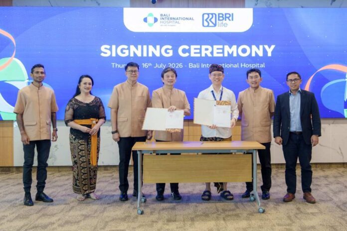Direktur Consumer Banking BRI, Aris Hartanto (Paling kanan); President Director Bali International Hospital, Yeo Sheng Ming Noel (ketiga dari kanan); berpose bersama dengan komisaris dan direksi BRI Life. Sumber Foto : Istimewa