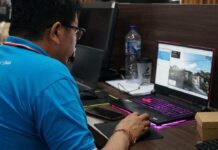 Buruan Daftar! Tujuh SMP Negeri Denpasar Belum Penuhi Kuota Jalur Domisili Operator SPMB SMP negeri saat melakukan proses verifikasi berkas pendaftaran secara online. Sumber Foto : Istimewa