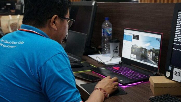 Operator SPMB SMP negeri saat melakukan proses verifikasi berkas pendaftaran secara online. Sumber Foto : Istimewa