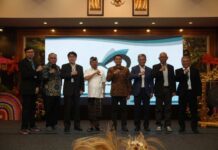 ITS Hibahkan “GPS Laut” untuk Klungkung, Bantu Lindungi Terumbu Karang dan Keselamatan Pelayaran Nusa Penida Gubernur Bali, Wayan Koster (baju putih) dan Rektor ITS, Prof. Bambang Pramujati (baju batik cokelat) saat 5th MASTIC (Maritime Safety International Conference) di Hotel Kuta Paradiso, Kuta Badung. Sumber Foto : Istimewa