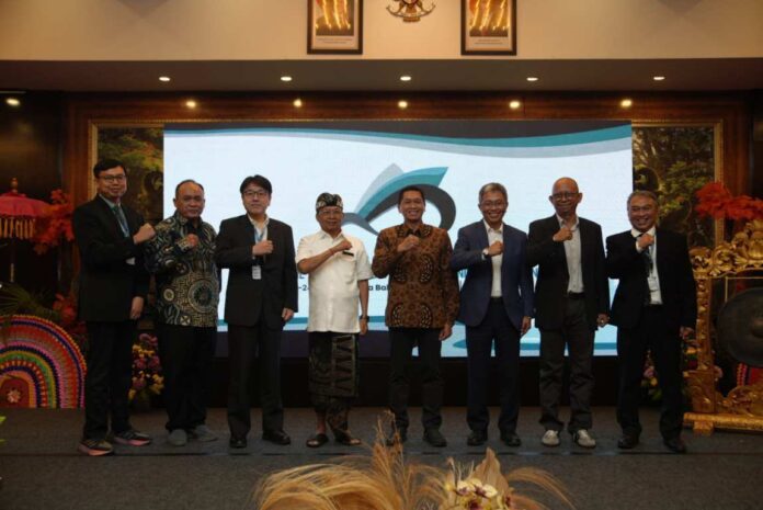 Gubernur Bali, Wayan Koster (baju putih) dan Rektor ITS, Prof. Bambang Pramujati (baju batik cokelat) saat 5th MASTIC (Maritime Safety International Conference) di Hotel Kuta Paradiso, Kuta Badung. Sumber Foto : Istimewa