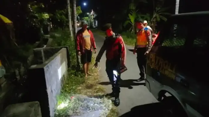 TKP Polisi saat mendatangi lokasi atau TKP hilangnya sepeda motor milik Nyoman Ginagi Desa Giri Emas, Kecamatan Sawan, Buleleng. Sumber Foto : Istimewa