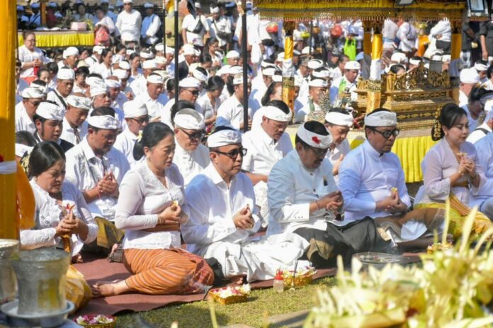 Pura Mandhara Giri Semeru Agung