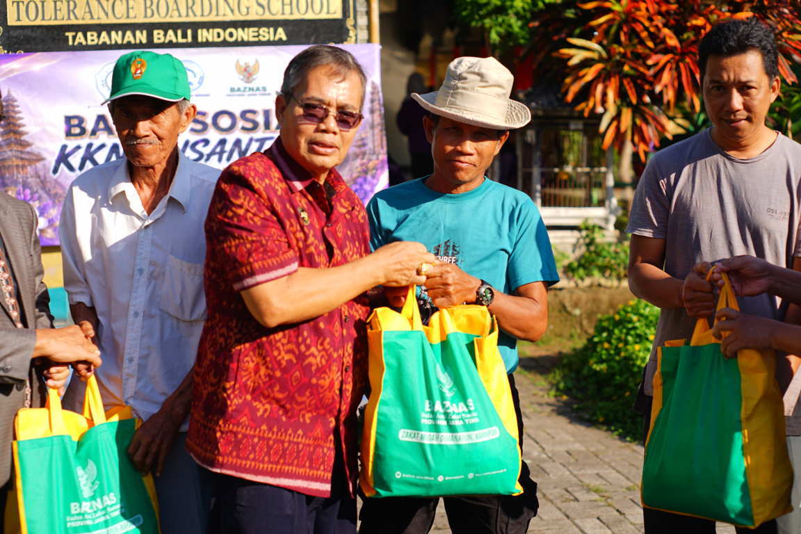 IAI YPBWI Surabaya dan BAZNAS Jatim Tebar Kepedulian, Salurkan 200 Paket Sembako untuk Warga Lintas Agama di Tabanan