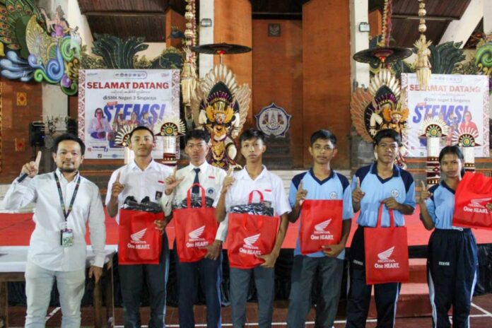 Astra Motor Bali Bekali Ratusan Siswa SMKN 3 Singaraja dengan Edukasi Vokasi Otomotif dan Keselamatan Berkendara